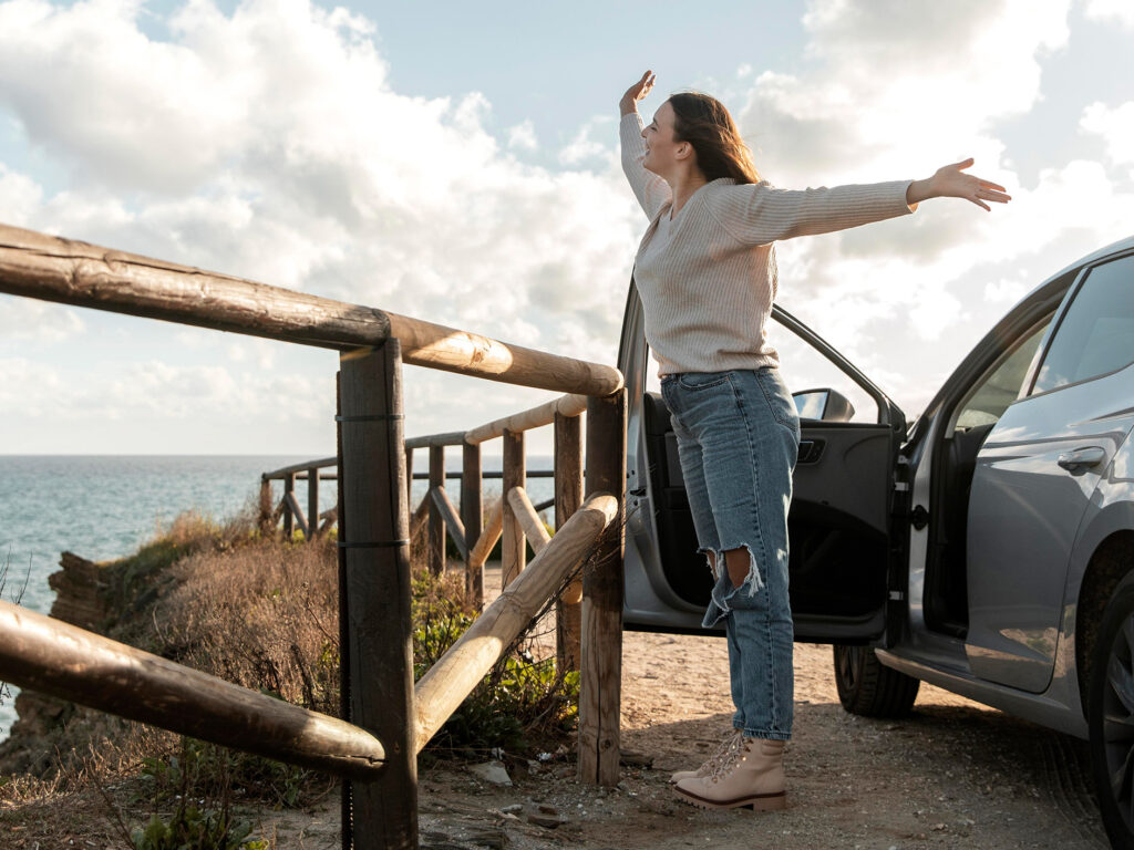 Imagebild Frau reist mit einem Auto auf einer Insel umher