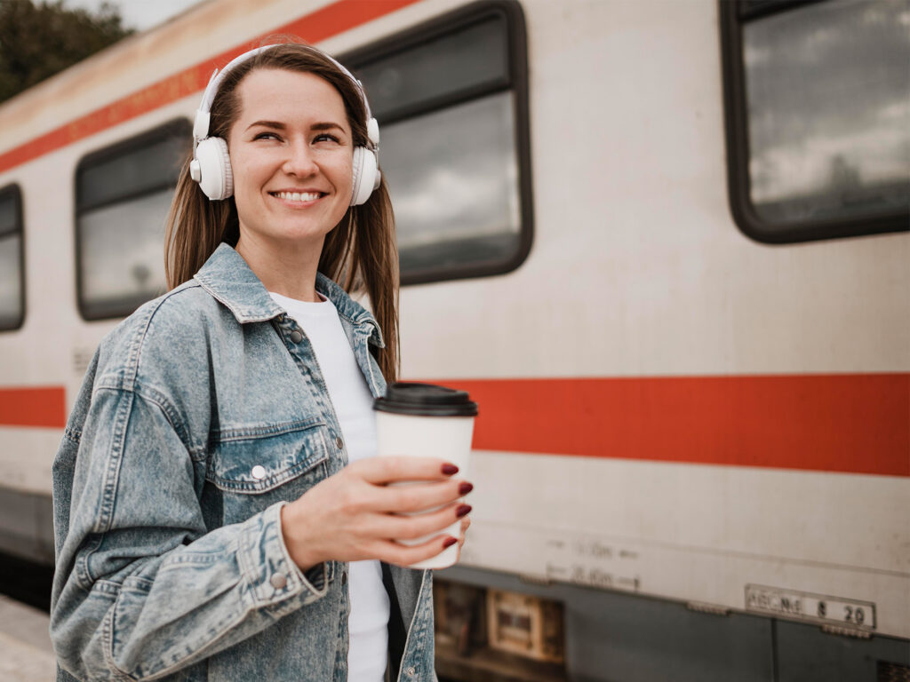 Imagebild Frau reist mit der deutschen Bahn